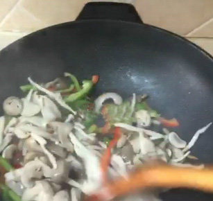 蚝油炒菌菇,放入煮过沥干水的蘑菇翻炒。