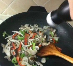 蚝油炒菌菇,放入海鲜酱油和蚝油翻炒均匀。