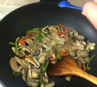 蚝油炒菌菇,放入适量盐翻炒均匀即可。