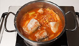 欧巴明太鱼汤,煮开后放入酱料，把洋葱西葫芦放入煮10分钟