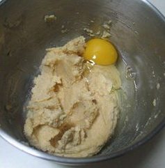 菊花纸杯蛋糕,分次加入蛋液，每一次都要搅打至鸡蛋与黄油充分融合后在加入下一次。