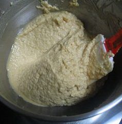 菊花纸杯蛋糕,筛入所有粉类和盐。