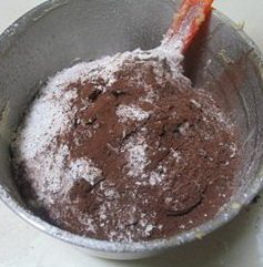 菊花纸杯蛋糕,加入融化的巧克力牛奶搅拌均匀。