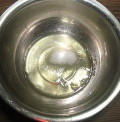 菊花纸杯蛋糕,制作奶油霜。蛋白放在一个无油无水的不锈钢盆中，放入细砂糖。