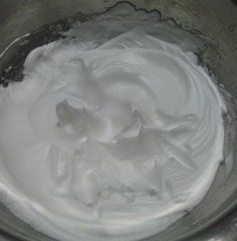 菊花纸杯蛋糕,用打蛋器打至干性发泡。即提起打蛋器，可出现直立的尖角。
