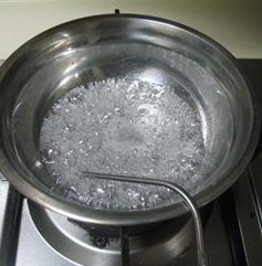 菊花纸杯蛋糕,水和细砂糖混合，放在火上煮开。糖融化。