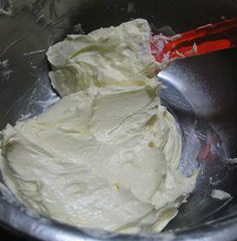 菊花纸杯蛋糕,再分两次加入剩下的蛋白搅拌至顺滑。这样奶油霜就做好了。