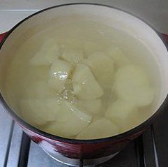 肉末土豆泥,放入开水锅中，小火煮30分钟。