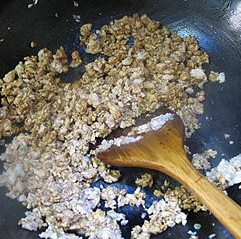 肉末土豆泥,放入少量老抽上色，适量海鲜酱油翻炒均匀。