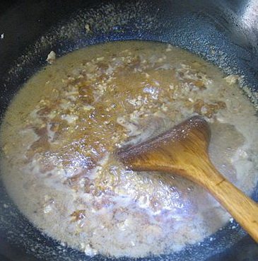 肉末土豆泥,待煮开后，有沫子，将沫子撇除。