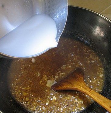 肉末土豆泥,放入适量水淀粉，边放入水淀粉边用铲子搅拌，以免水淀粉结块。