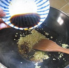 蒜蓉烤扇贝,放入兑好的汁翻炒均匀。