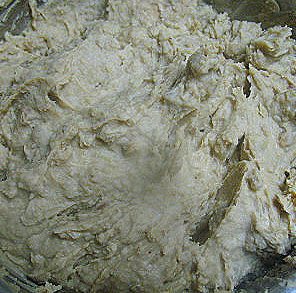 香酥板栗饼,将板栗丁放入栗子泥中混合均匀，奶油栗子馅就做好了。