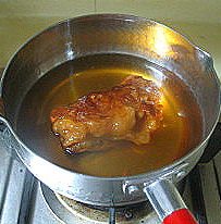 香酥板栗饼,做酥皮：市场买的肥肉放入锅中，用小火将猪油熬出。