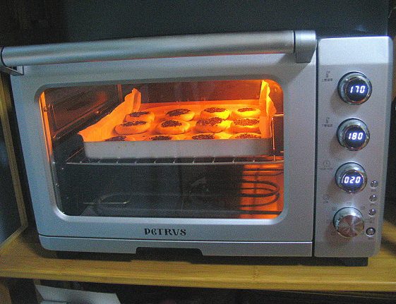 香酥板栗饼,放入预热好的烤箱，上火190度，下火180度，放烤箱中层烤30分钟至表面上色。