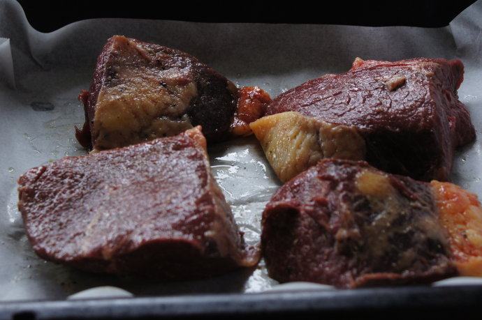 自制烤牛肉,把牛肉放入预热好的烤箱，烤20分钟，然后把烤箱温度降至150度。切小块的牛肉继续烤30-40分钟就全熟了。如果想要Medium一点的，20分钟左右就好了。如果是没有切块的大牛肉，时间要适量加长至1个小时至1.5个小时，主要看童鞋们自己喜欢吃几分熟的牛肉了。