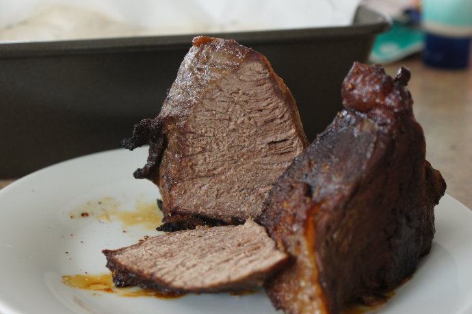 自制烤牛肉,烤好的牛肉如果要马上吃，请让牛肉出炉后静置15分钟，味道更好。
如果要做成午餐肉，请让牛肉彻底放凉。这样方便切割。
