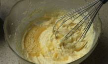 南瓜磅蛋糕,然后分3次加入全蛋液，每次搅拌均匀后再加入下一次，直至完全搅拌均匀