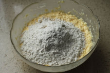 南瓜磅蛋糕,低粉、泡打粉及肉桂粉混合后过筛，加入搅拌好的黄油中
