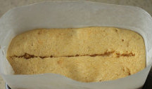 南瓜磅蛋糕,用沾过水的小刀，在面糊中间划开一道，放入烤箱，继续烤35分钟