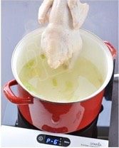 海南鸡饭,在汤锅里倒入可以没过鸡的凉水，放入葱姜<a style='color:red;display:inline-block;' href='/shicai/ 718'>料酒</a>，大火煮开后撇去浮沫，放入1茶匙半的盐，煮5分钟马上盖好锅盖，关掉火。