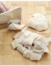 海南鸡饭,将鸡肉沥干水分，切成两半，再把鸡肉剁成小块儿。