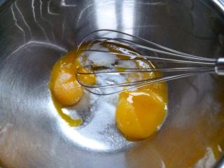 红丝绒裸蛋糕,鸡蛋分离蛋清蛋黄，低粉+红曲粉+可可粉混合过筛，烤箱预热至170度。