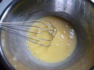 红丝绒裸蛋糕,蛋黄加入细砂糖A搅拌至砂糖融化，先后加入鲜奶和玉米油拌匀，最后加入混合过筛的粉类拌匀备用，既成蛋黄面糊。