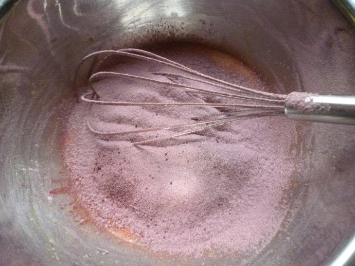 红丝绒裸蛋糕,蛋清用电动打蛋器低速搅拌至起粗泡后转高速分三次加入细砂糖B至蛋白至干性发泡，再次转低速整理气泡约1分钟。