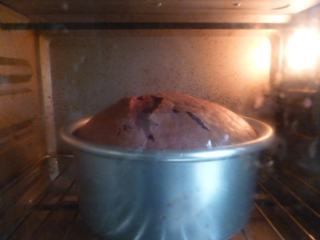 红丝绒裸蛋糕,把蛋糕面糊倒入六寸圆模，桌上轻震数下震出大气泡，送入烤箱烘烤30分钟。