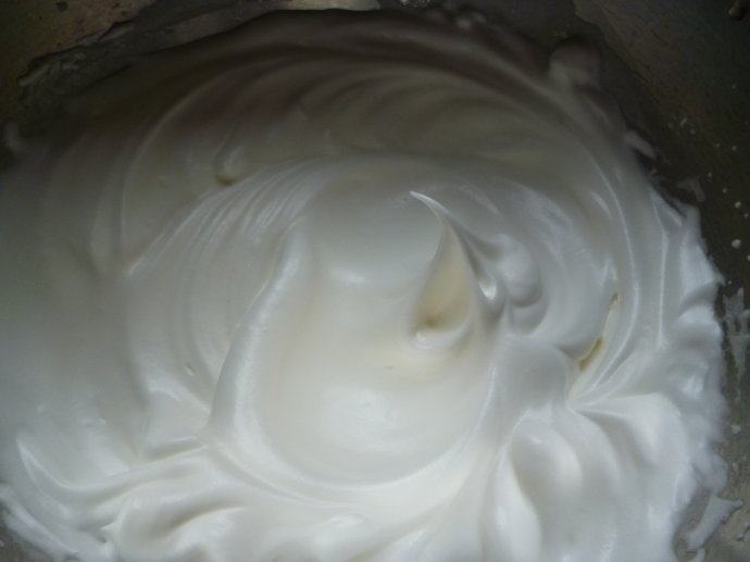 红丝绒裸蛋糕,蛋糕放凉时准备打发鲜奶油，鲜奶油中加入糖粉打发至不流动状态，装入挤花袋备用。