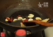 香辣花蟹,锅中热油，下干辣椒、姜片、蒜头，用中小火煸炒出香味