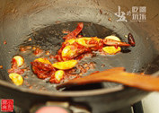 香辣花蟹,锅中热油，下干辣椒、姜片、蒜头，用中小火煸炒出香味