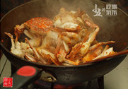 香辣花蟹,加入开水，将蟹肉与酱料炒均匀