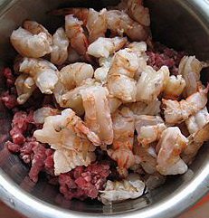 煎藕盒,将大虾切大块，和牛肉馅混合成。