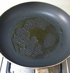 煎藕盒,平底锅烧热，放入少量橄榄油。
