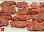 烤牛肉干,取出，将腌制好的牛肉摊在烤架上