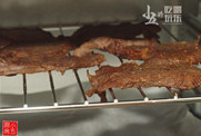 烤牛肉干,将牛肉放进烤箱第二层，继续选择“烘烤”模式，上下火120℃， 时间60分钟
