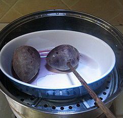 紫薯红豆沙吐司,紫薯放蒸锅蒸30分钟。可以用筷子插透就证明蒸熟了。