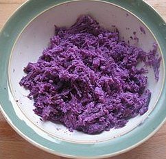 紫薯红豆沙吐司,趁热去皮，压成紫薯泥。