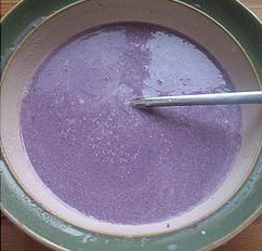 紫薯红豆沙吐司,紫薯和牛奶，一起混合均匀，有料理机的最好用料理机打一下。