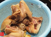 黄芪鸽子汤,冷水下锅，煮开，取出鸽子肉待用
