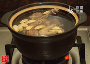 黄芪鸽子汤,砂锅煮开水，下鸽子肉与洗净的黄芪