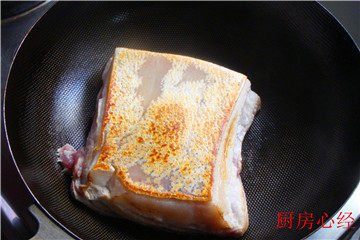 花椒油小烧肉,用一个平底铁锅，直接烧热后，肉皮朝下放入，反复烙制烧焦去毛