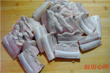 花椒油小烧肉,肉块切成5毫米厚的大片，这样的瘦肉才不会塞牙