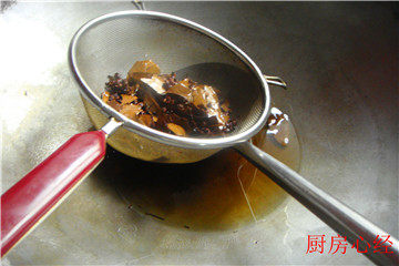 花椒油小烧肉,炒出香味后，捞出不要。油剩余在锅里。炖出来的肉块香味很诱人