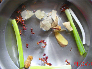 毛豆草虾,先煮一锅料水，放入葱姜，花椒；八角；香叶，
水开后，煮2-5分钟