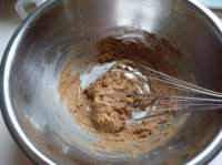 蛋糕奥利奥,继续加入植物油拌匀，加入融化的黑巧克力拌匀。