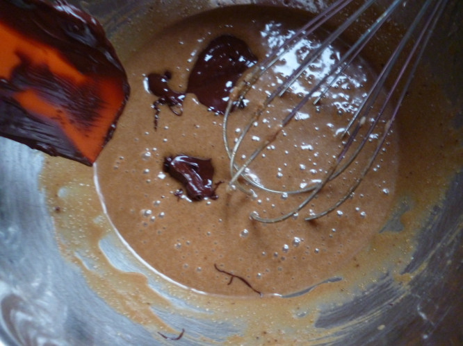 蛋糕奥利奥,加入一半混合过筛后的粉类材料B略拌匀后加入一半的液体材料D，酱紫交替的加入，直至全部加入，拌匀后即成巧克力蛋糕面糊。