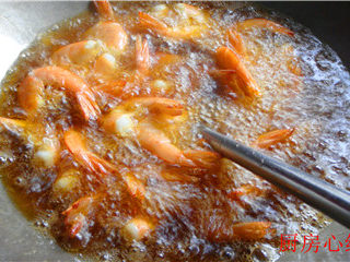 毛豆草虾,草虾用纸巾擦干水分，直接入4成热的油锅炸制。捞出备用